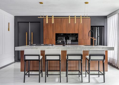 Cozinhas integradas são realidade e ganham diferentes configurações no layout do lar